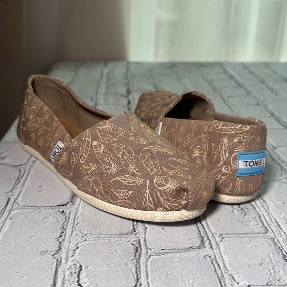 TOMS Women's Metallic Tan and Copper Gold Leaf Pattern slip on Flats size 5.5